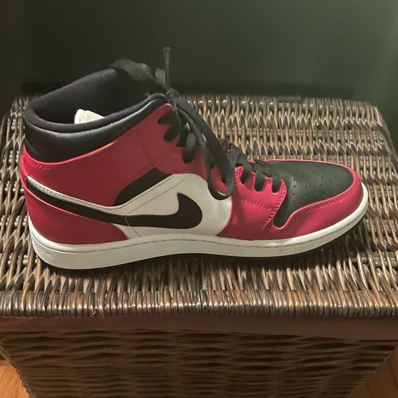 2020 Air Jordan 1 Mid Chicago Black Toe (Barely used) - Picture 1 of 5
